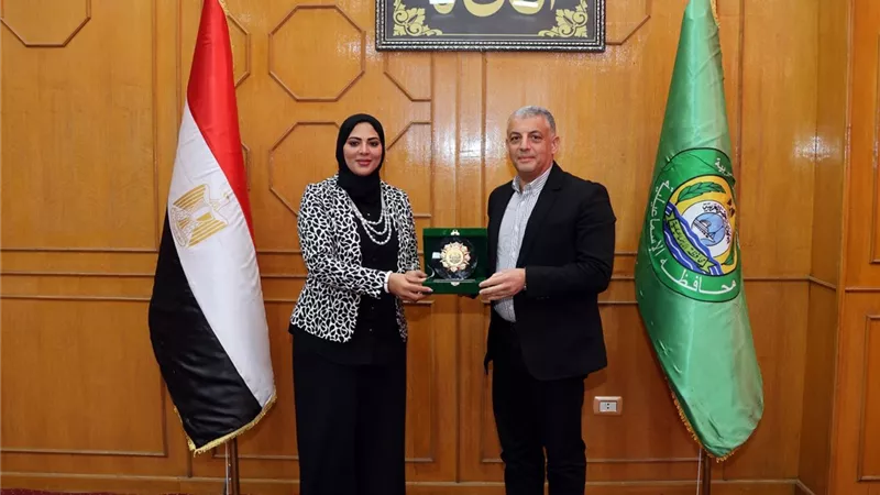 محافظ الإسماعيلية يكرم مدير عام مديرية التموين الجديد