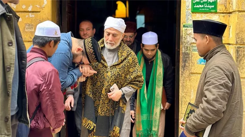 حكم تقبيل يد العلماء والصالحين والأكبر سنًّا.. دار الإفتاء تحسم الجدل