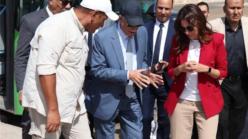محافظ الجيزة ومستشار الرئيس يتابعان الاستعدادات بمحيط المنطقة الأثرية لأهرامات الجيزة 