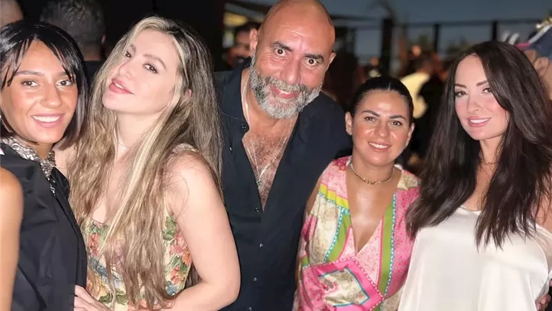 3 إطلالات لنرمين الفقي خطفت الأنظار بعد ظهورها مع أصدقائها بفستان أنيق