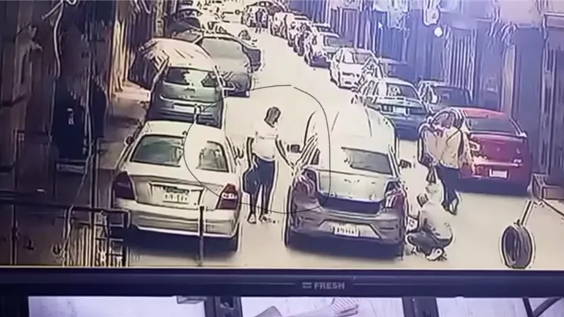 فحص أمني لفيديو سرقة هواتف محمولة ومبلغ مالي من سيارة بالنزهة