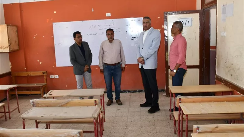 لتميزها في الاستعدادات.. محافظ أسوان يكافئ مدير مدرسة الشيخ عامر الإبتدائية الجديدة 
