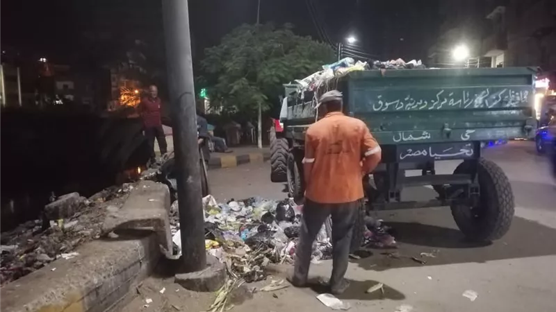 ساطور يقود حملة نظافة ليلية موسعة في أحياء مدينة دسوق بكفر الشيخ