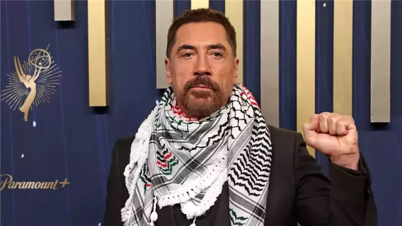  خافيير بارديم يرتدي الكوفية الفسلطينية تضامناً مع أهالي غزة في حفل جوائز إيمي 
