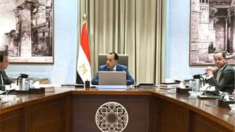 رئيس الوزراء يتابع جاهزية محافظات المرحلة الثانية من منظومة التأمين الصحي الشامل