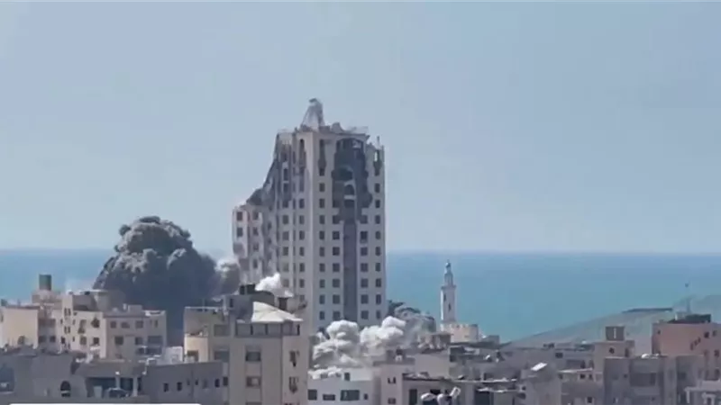 فيديو| إسرائيل تتحدى العرب قبل قمة قطر.. جيش الاحتلال ينسف برج الغفري الشاهق في غزة