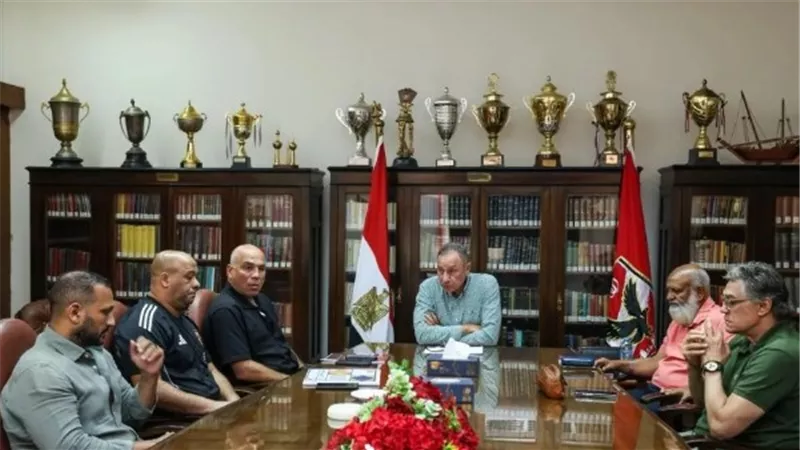 5 مدربين على طاولة الأهلي والحسم اليوم 