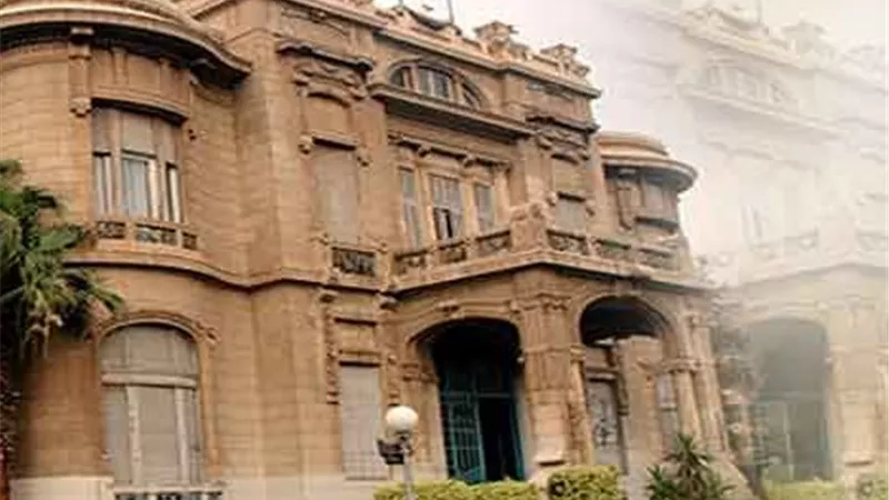 رئيس جامعة عين شمس يشهد افتتاح معرض 
