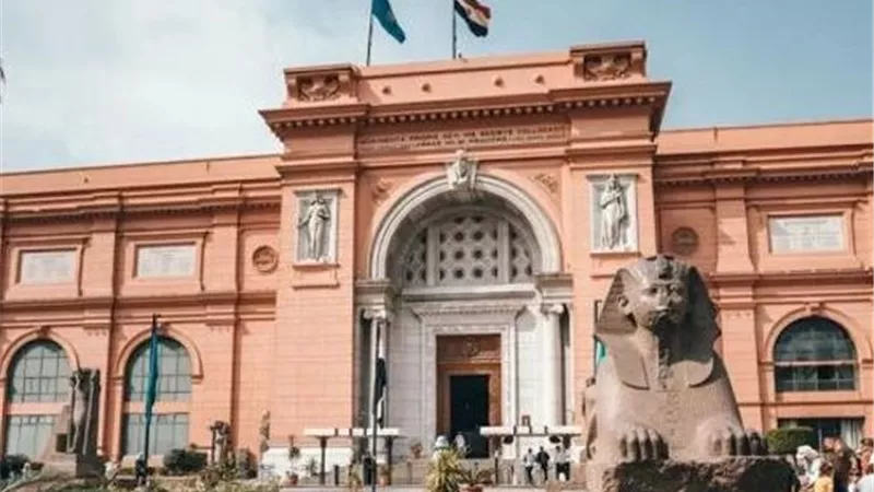 بعد اختفاء أسورة ذهبية من متحف التحرير.. وزارة السياحة تتحفظ على هواتف بعض الموظفين| خاص 