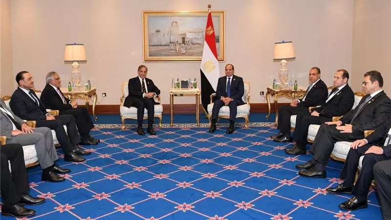 الرئيس السيسي يلتقي رئيس وزراء باكستان على هامش قمة الدوحة 