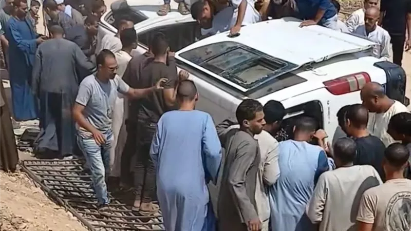 جدعنة الصعايدة.. الأهالي ينقذون ركاب ميكروباص بعد انقلابه بطريق قنا– قفط |صور