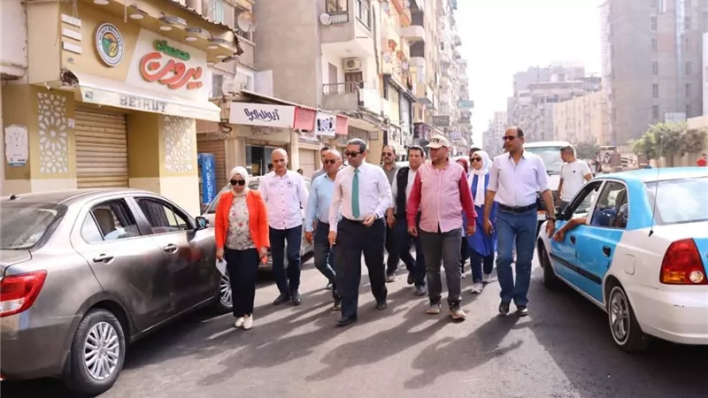 محافظ دمياط يتابع ميدانيًا أعمال الرصف بالأسفلت بالشارع الحربي |صور