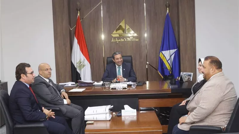 محافظ دمياط يتسلم درع الاتحاد المصري للمصارعة تقديرًا لدعمه القطاع الرياضي |صور