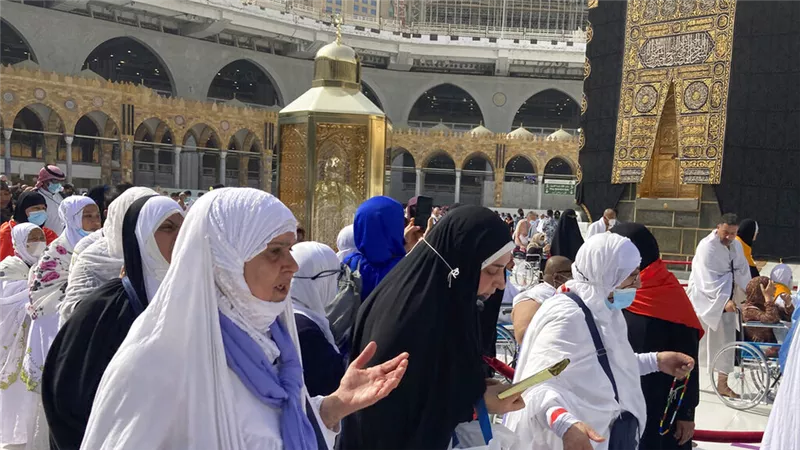 ما حكم استخدام الزينة ومرطبات الشفاه أثناء العمرة؟ اعرف رأي الشرع