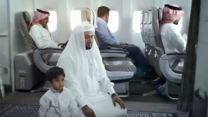 لو مسافر بالطيارة.. اعرف أحكام الصلاة في الجو وكيفية استقبال القبلة
