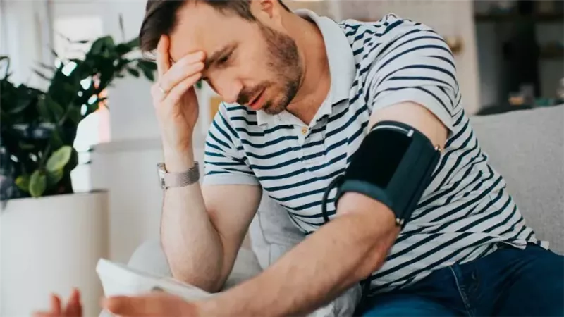 أطباء القلب يحذرون: لا تتجاهل هذه الخطوة عند قياس ضغط الدم في المنزل