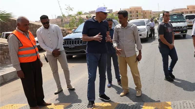 محافظ أسوان يتفقد أعمال تركيب المطبات الصناعية بمشروع تطوير طريق السادات
