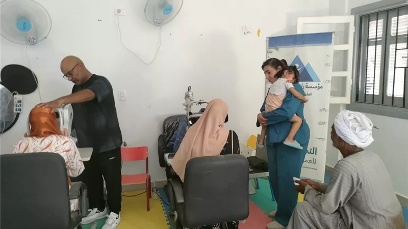 الكشف الطبي على 400 مواطن في القنطرة شرق ضمن قافلة طبية