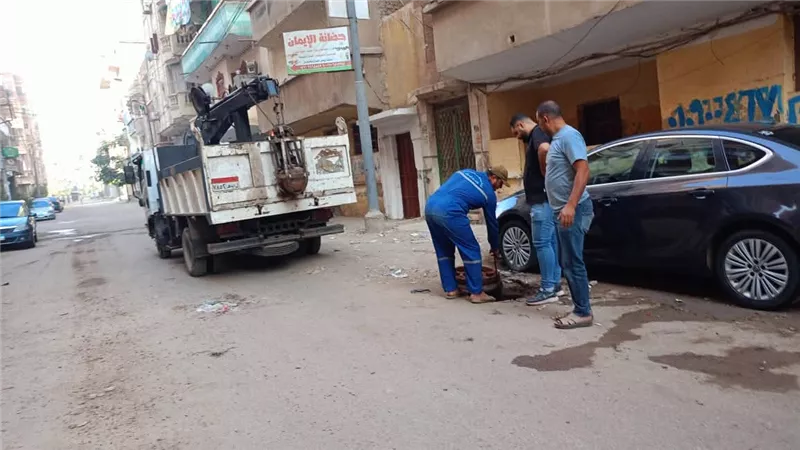 رئيس مدينة دسوق: الاستمرار في استكمال تطهير خطوط الصرف الصحى والمحطات 