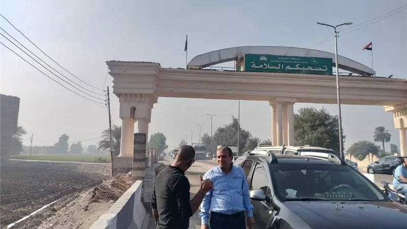 رئيس مركز ومدينة الزقازيق يتفقد أعمال النظافة بطريق بردين