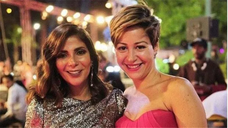 منى زكي تهنئ منة شلبي بعد منحها جائزة إنجاز العمر بالجونة السينمائي