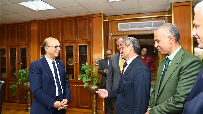 رئيس جامعة أسيوط يبحث مع مسئول بالقومية للتأمين الاجتماعي تعزيز التعاون المشترك