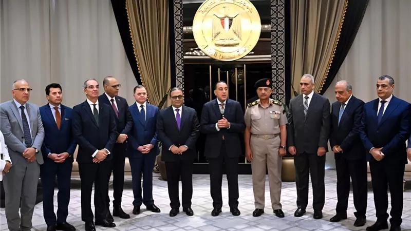 مجلس الوزراء يكرم الأمين العام السابق ويهنئ الجديد بتوليه المسؤولية