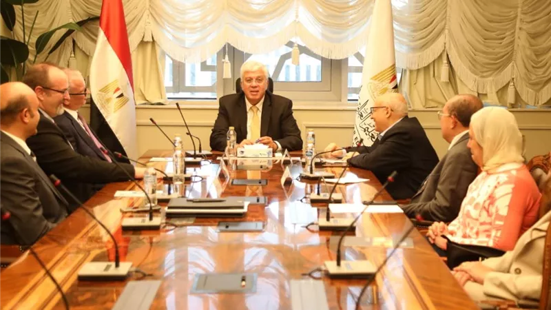  التعليم العالي يوقع اتفاقية شراكة بين مؤسسة الجامعات الكندية وأنجليا روسكين البريطانية