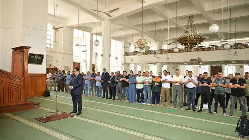 قبل انطلاق الدراسة بأيام.. رئيس جامعة القاهرة يفتتح مسجد المدينة الجامعية