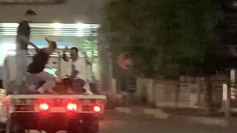 أمن الجيزة يفحص فيديو التعدي على شاب أعلى سيارة نقل بالهرم 