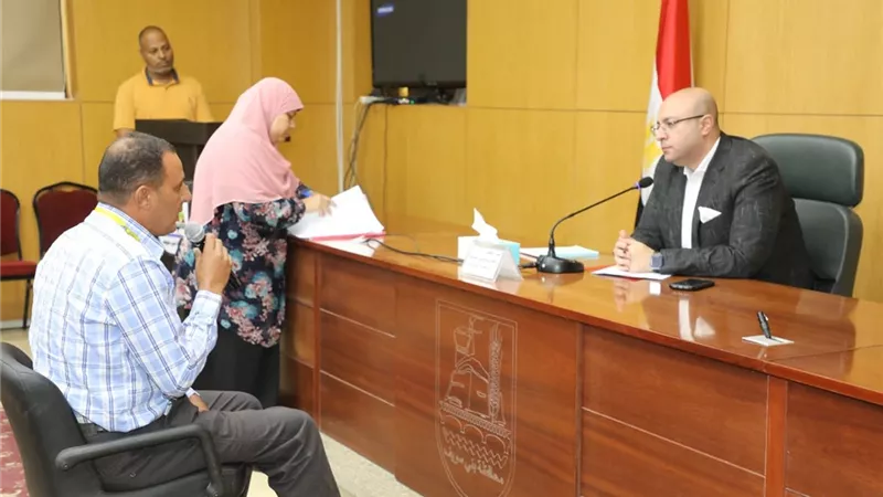 محافظ بني سويف يستجيب لشكاوى المواطنين ويوجه بحلول عاجلة للخدمات |صور