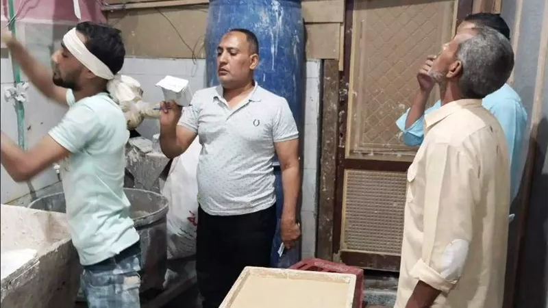 حملات تموينية ورقابية مكبرة تسفر عن تحرير محاضر وضبط المخالفات بأسواق أسوان