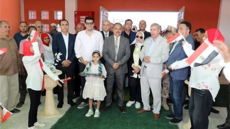 محافظ الشرقية يفتتح عدداً من مدارس مدينة بلبيس ويستمع للأهالي |صور