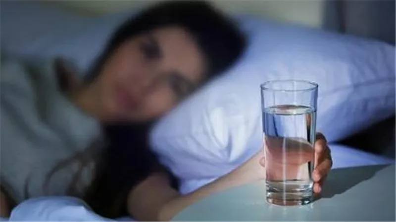 كوب ماء بجانب السرير.. عادة مريحة قد تخفي خطراً صحياً