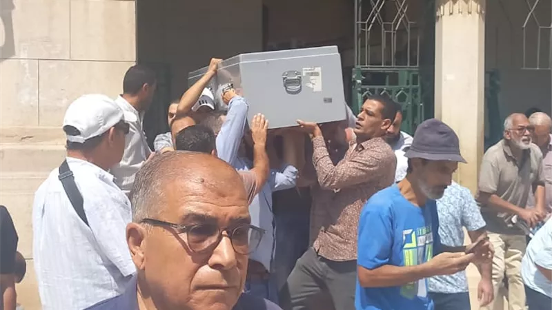 جنازة شعبية مهيبة للكابتن عمر عبد الله نجم غزل المحلة ومنتخب مصر السابق |صور