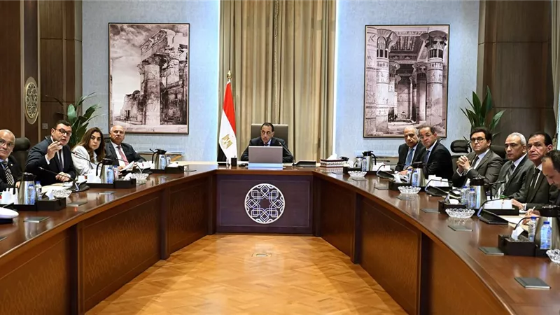 رئيس الوزراء يتابع تنفيذ ضوابط تنظيم الإعلانات على الطرق العامة