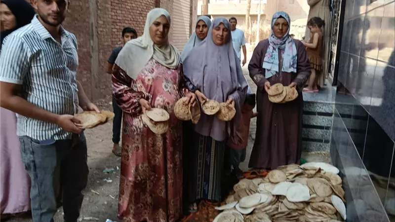 دلق جاز على العيش.. غضب عارم في طحلة بردين بالشرقية بعد واقعة عيش التموين
