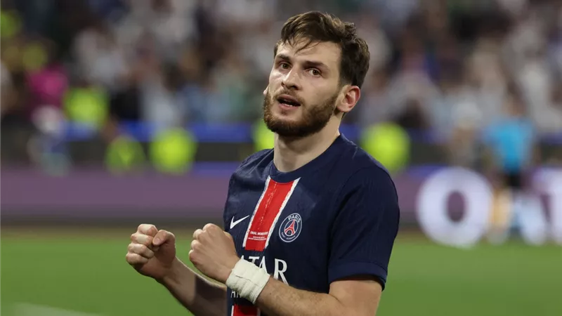 كفاراتسخيليا يقود تشكيل باريس سان جيرمان أمام أتالانتا بدوري أبطال أوروبا 