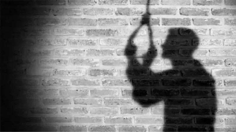 الاكتئاب يدفع عاملا لإنهاء حياته شنقا داخل شقته بأوسيم