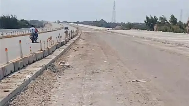 إغلاق الطريق الإقليمي بالمنوفية يربك حياة الأهالي ويهدد العام الدراسي