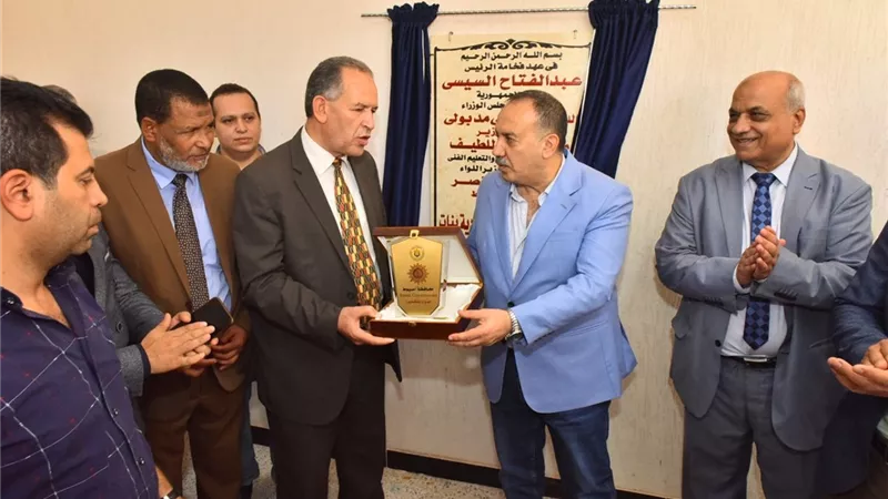 محافظ أسيوط يفتتح مدرسة 