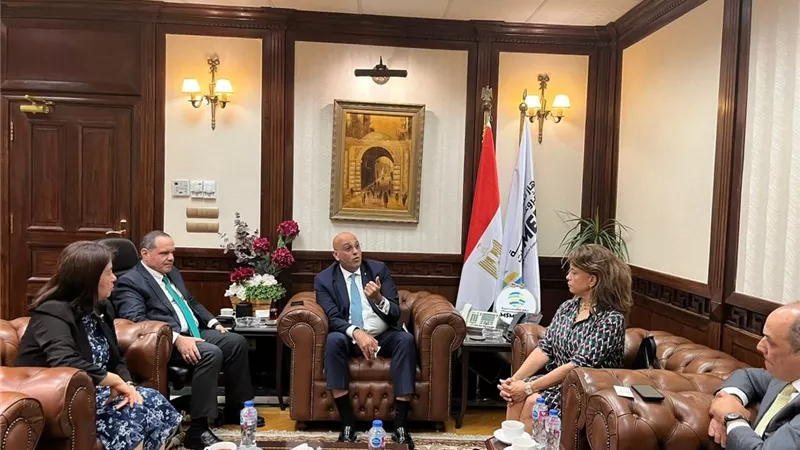 تنمية المشروعات  ومسئولي البنك الأوروبي لإعادة الإعمار والتنمية يبحثان سبل التعاون