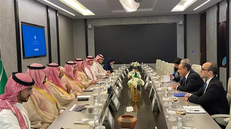 خلال لقائه بوزير الصناعة السعودي..عبدالعاطي يبجث تعزيز التعاون بين مصر والمملكة