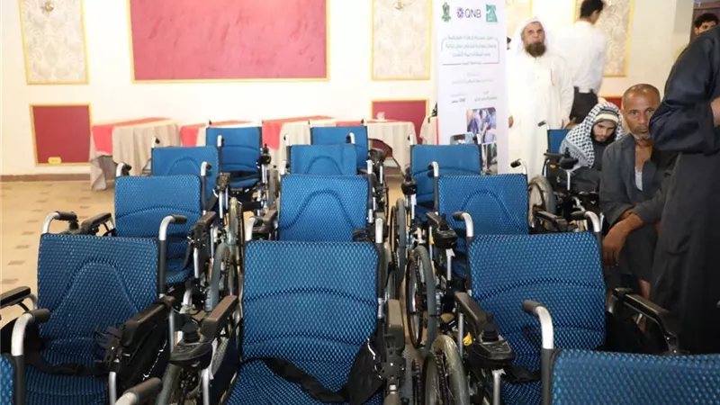 السكرتير العام لمحافظة المنيا يوزع أجهزة تعويضية لذوي الهمم