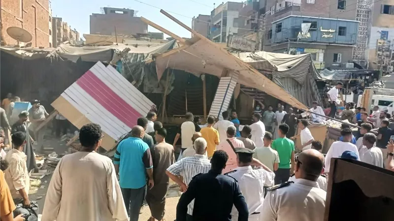 السكرتير العام المساعد بأسوان يقود حملة مكبرة لرفع ومصادرة 85 حالة إشغال