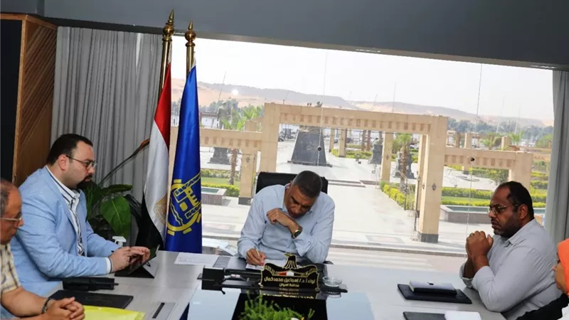 محافظ أسوان: إعادة توزيع المنتفعين الجارى تسجيلهم بمركز طب صحة أول 