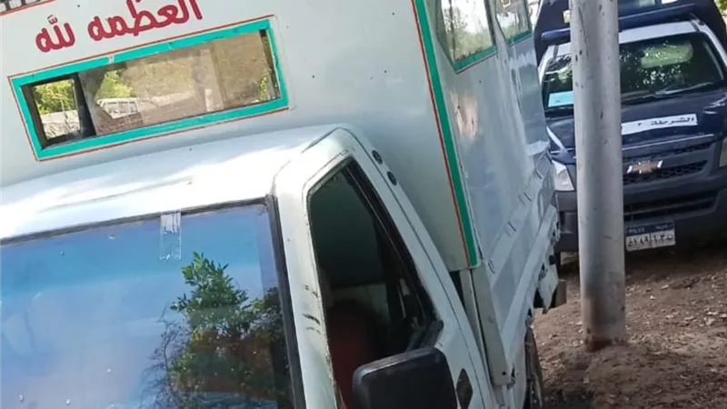 بالأسماء.. إصابة 12 شخصًا في انقلاب سيارة نقل بأسوان