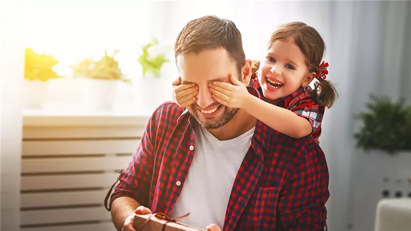 كن متاحا عاطفياً.. نصائح لتكون أبا مميزا لبناتك