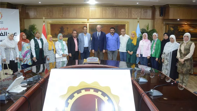 محافظ الغربية يُسلم الزي المدرسي ويسدد مصروفات طلاب الأسر الأولى بالرعاية 