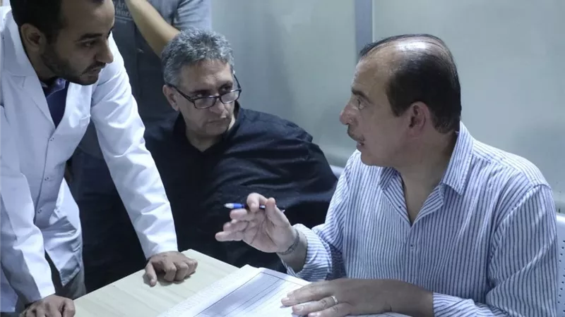 خصم من مستحقات شركة نظافة وتحويل أطباء للتحقيق.. نائب وزير الصحة يزور كفر الشيخ
